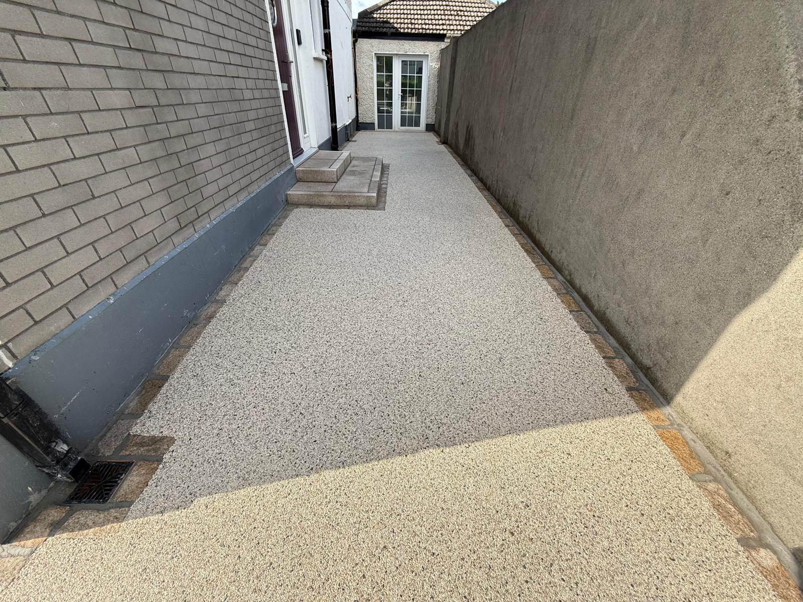 Side alley resin with linear drainage.