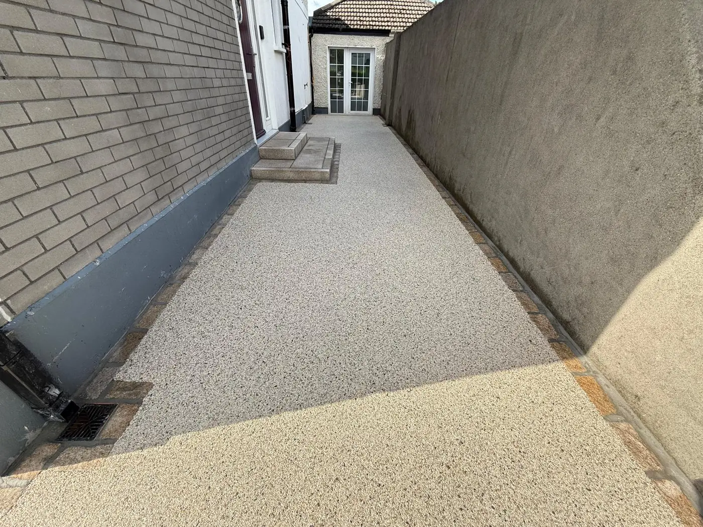Side alley resin with linear drainage.